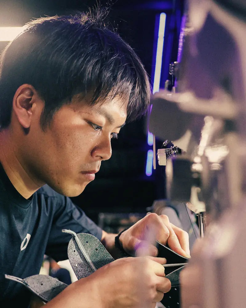 グラブのパーツを加工する職人